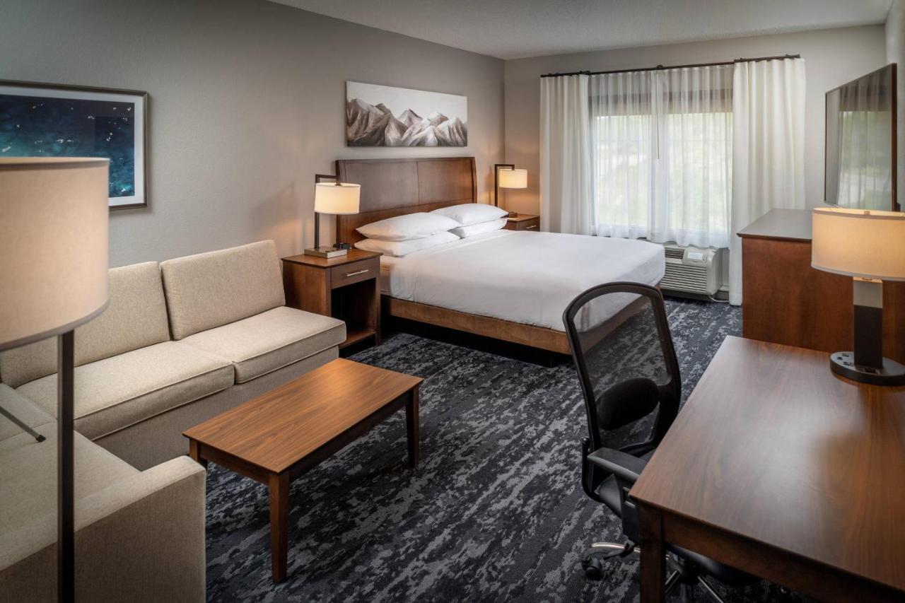 Delta Hotels by Marriott Huntington Mall Barboursville Exteriör bild