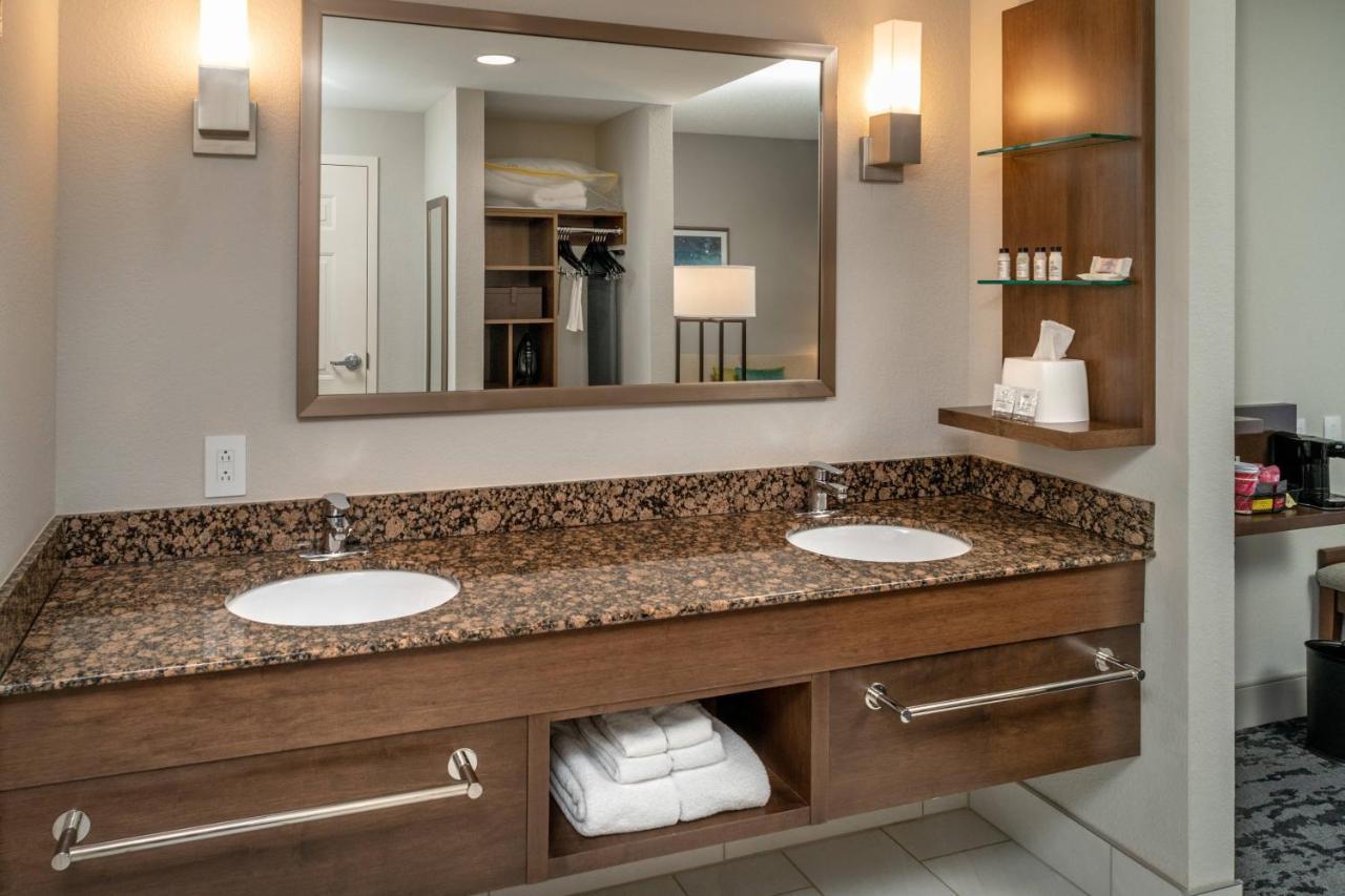 Delta Hotels by Marriott Huntington Mall Barboursville Exteriör bild