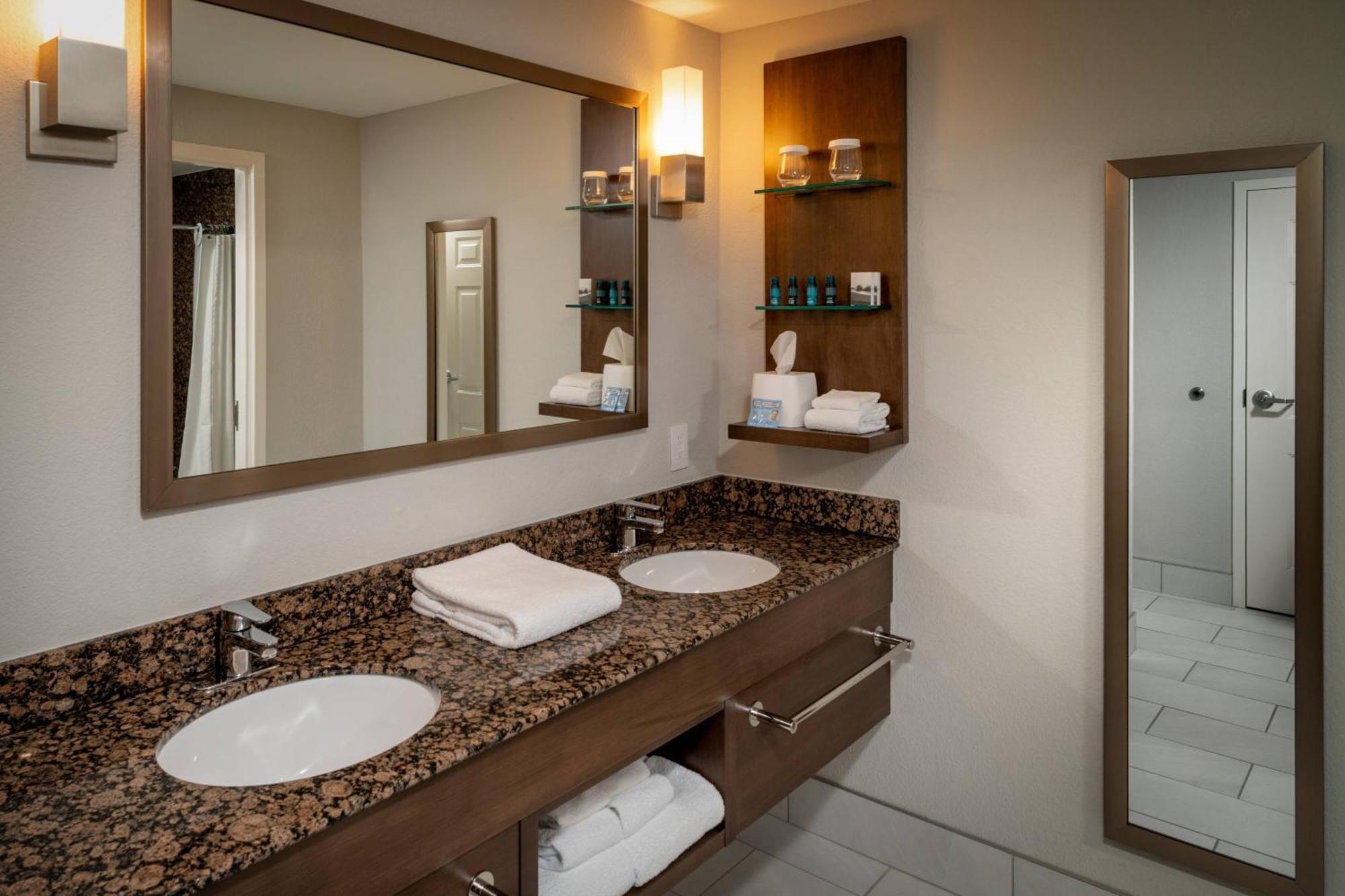 Delta Hotels by Marriott Huntington Mall Barboursville Exteriör bild
